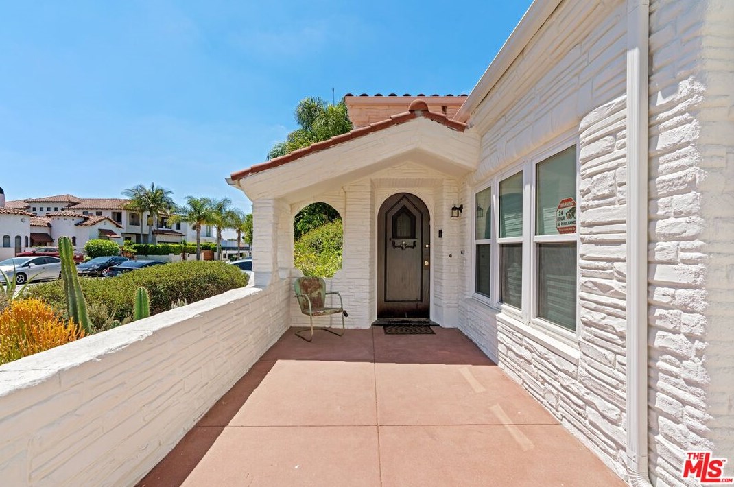 337 La Jolla Ave, Los Angeles CA  90048-2230 exterior