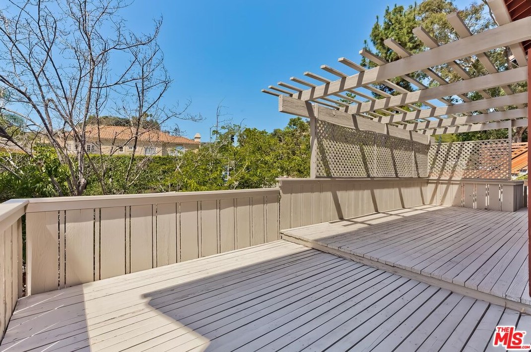 2919 Woodwardia Dr, Los Angeles CA  90077-2123 exterior