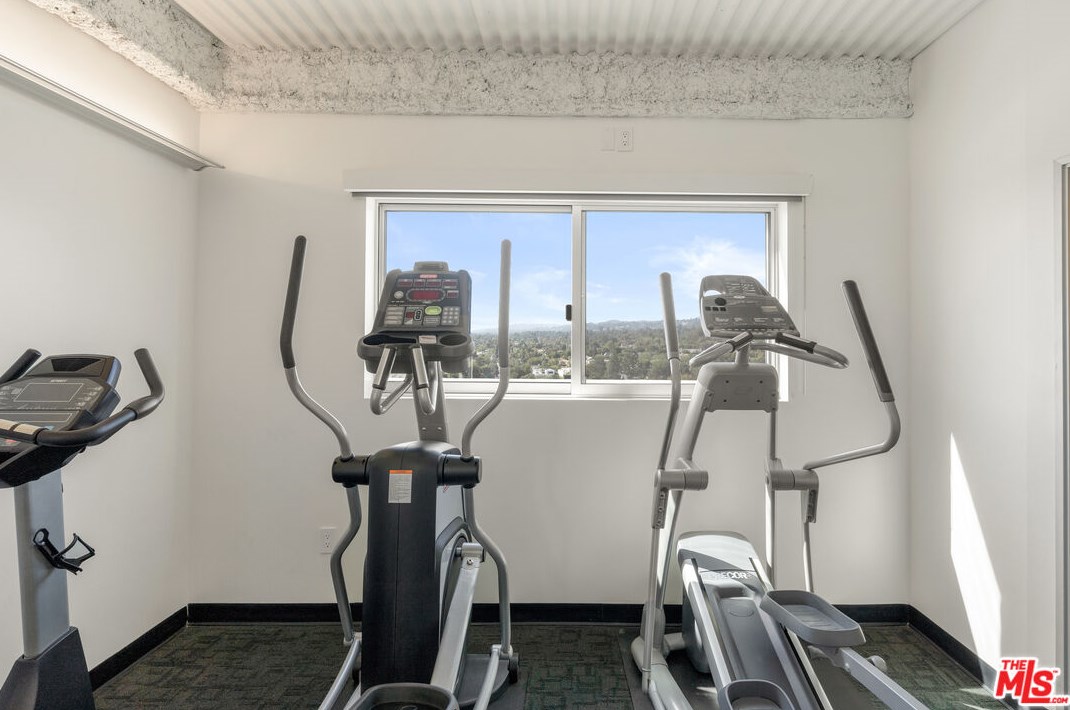 838 Doheny Dr, Los Angeles CA  90069-4853 exterior