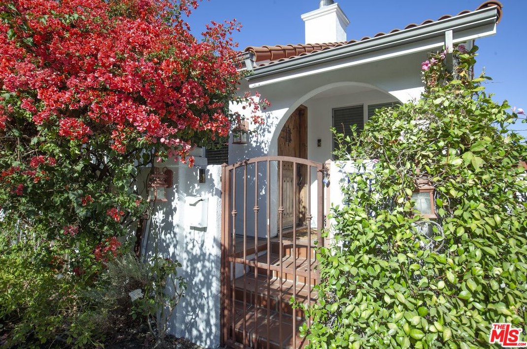 16717 Moorpark St, Van Nuys, CA 91436