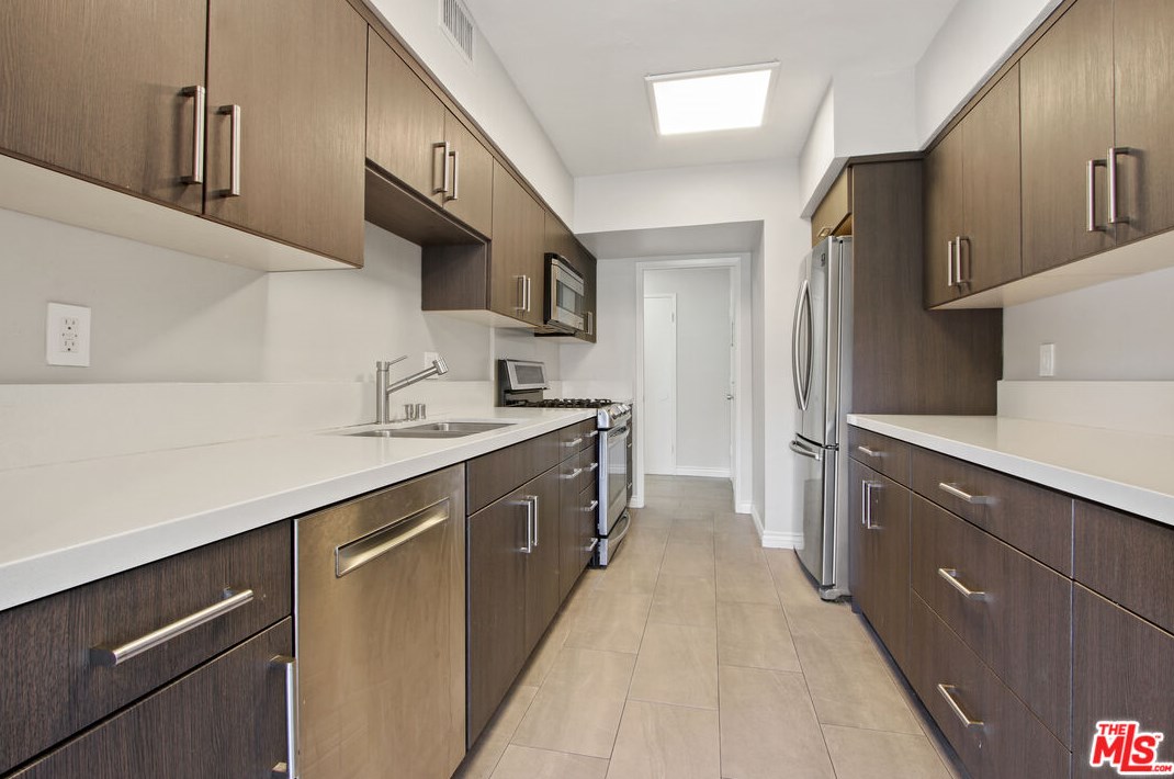 818 Gretna Green Way, Los Angeles, CA 90049-5249