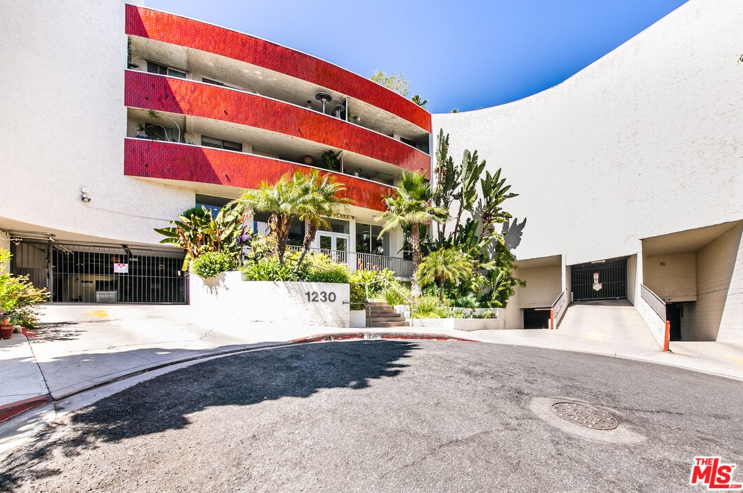 1230 Horn Ave, Los Angeles CA  90069-2121 exterior