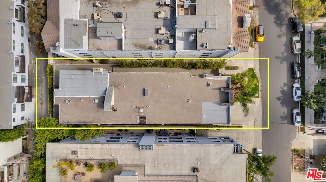 11915 Darlington Ave, Los Angeles CA  90049-4700 exterior