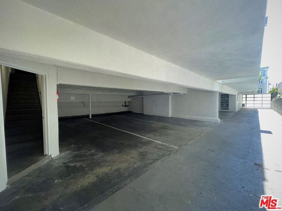 11915 Darlington Ave, Los Angeles CA  90049-4700 exterior