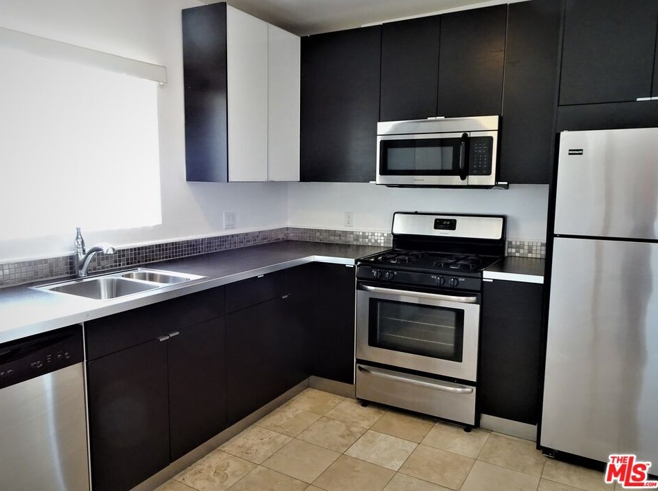 11915 Darlington Ave, Los Angeles CA  90049-4700 exterior