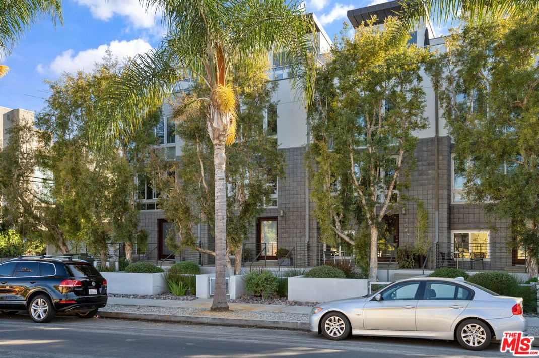 4151 Redwood Ave, Los Angeles CA  90066-5629 exterior