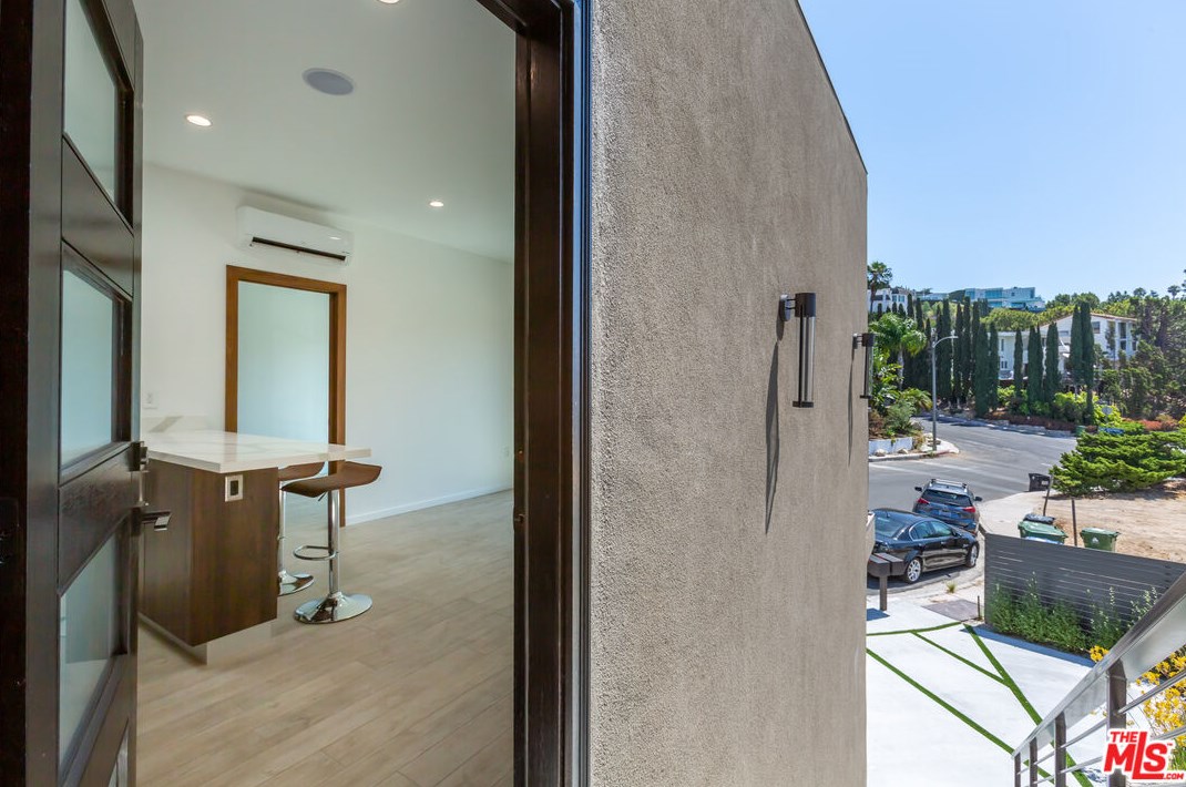 8012 Zeus Dr, Los Angeles CA  90046-1651 exterior