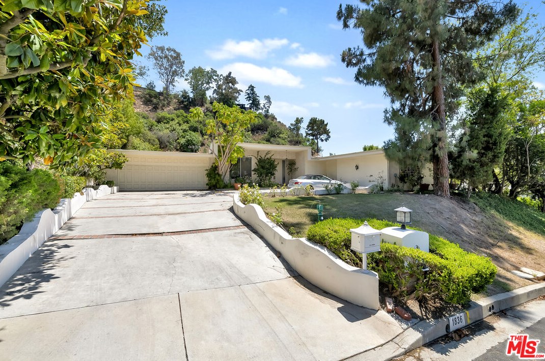 1836 Loma Vista Dr, Beverly Hills, CA 90210-1929