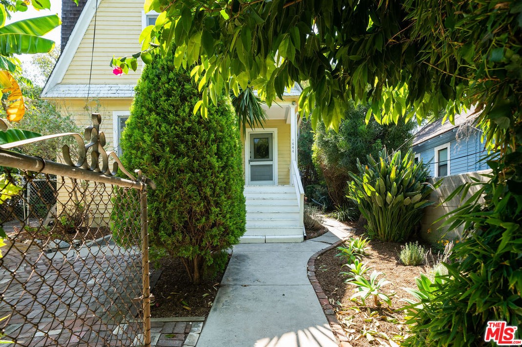 1644 Maltman Ave, Los Angeles, CA 90026-1022