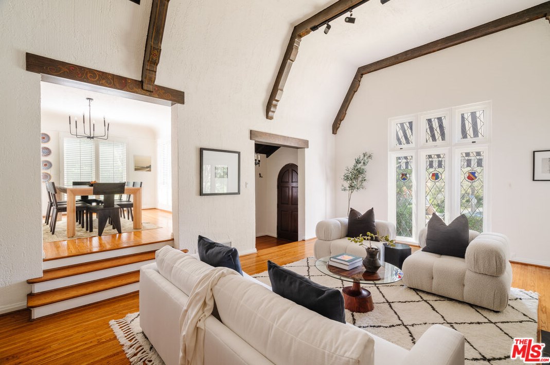 1537 Comstock Ave, Los Angeles, CA 90024-5318