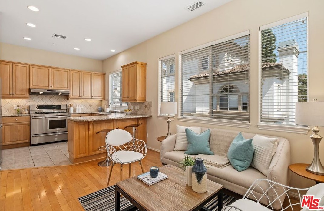 3794 Lenawee Ave, Los Angeles CA  90016-6201 exterior