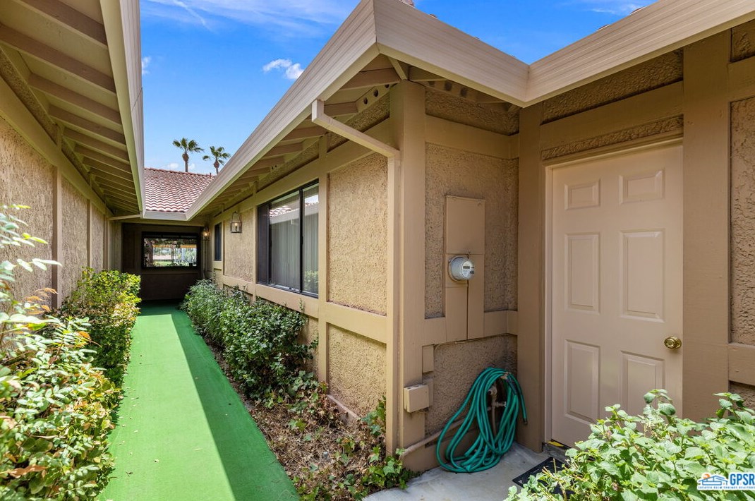 41 Camisa Ln, Palm Desert, CA 92260-0321