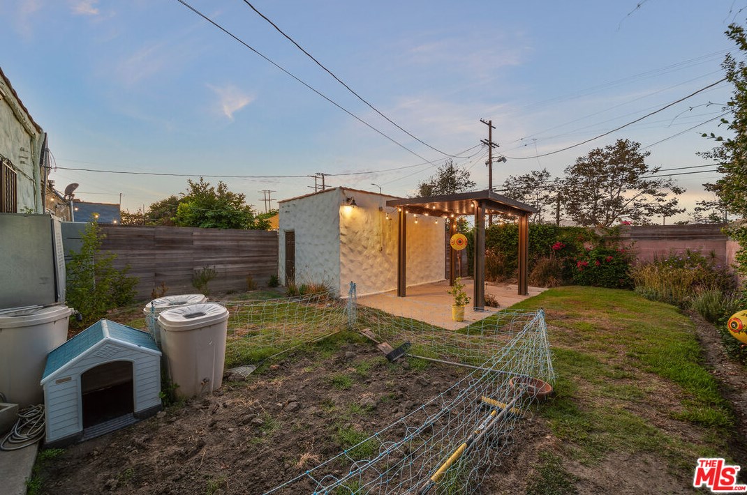 1917 64 St, Los Angeles CA 90001-2106 exterior