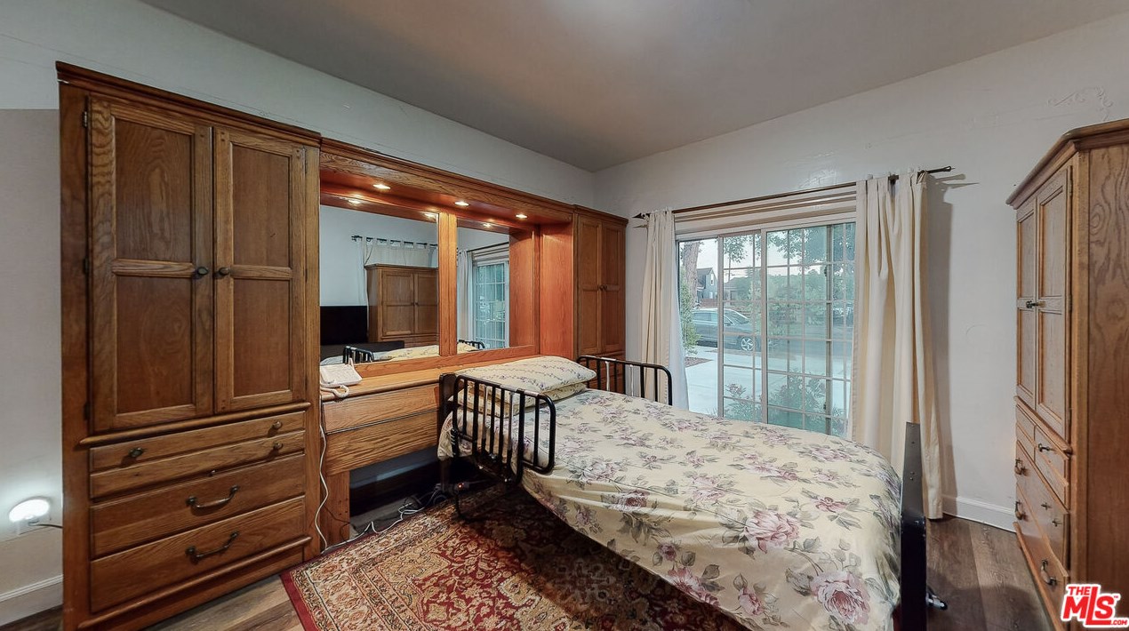 1917 64 St, Los Angeles CA 90001-2106 exterior