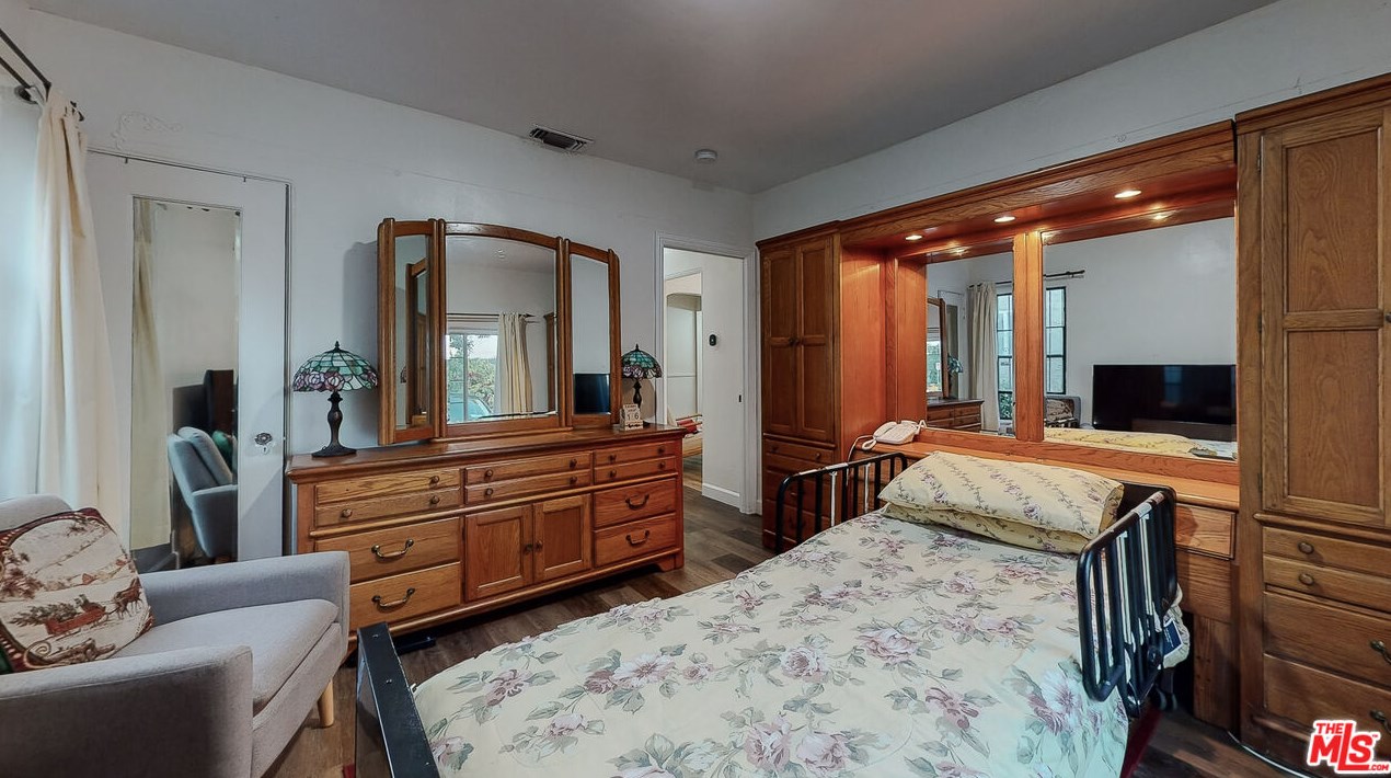 1917 64 St, Los Angeles CA 90001-2106 exterior