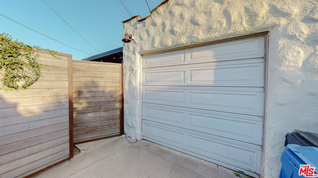 1917 64 St, Los Angeles CA 90001-2106 exterior