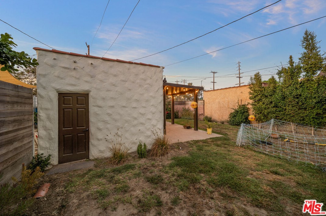 1917 64 St, Los Angeles CA 90001-2106 exterior