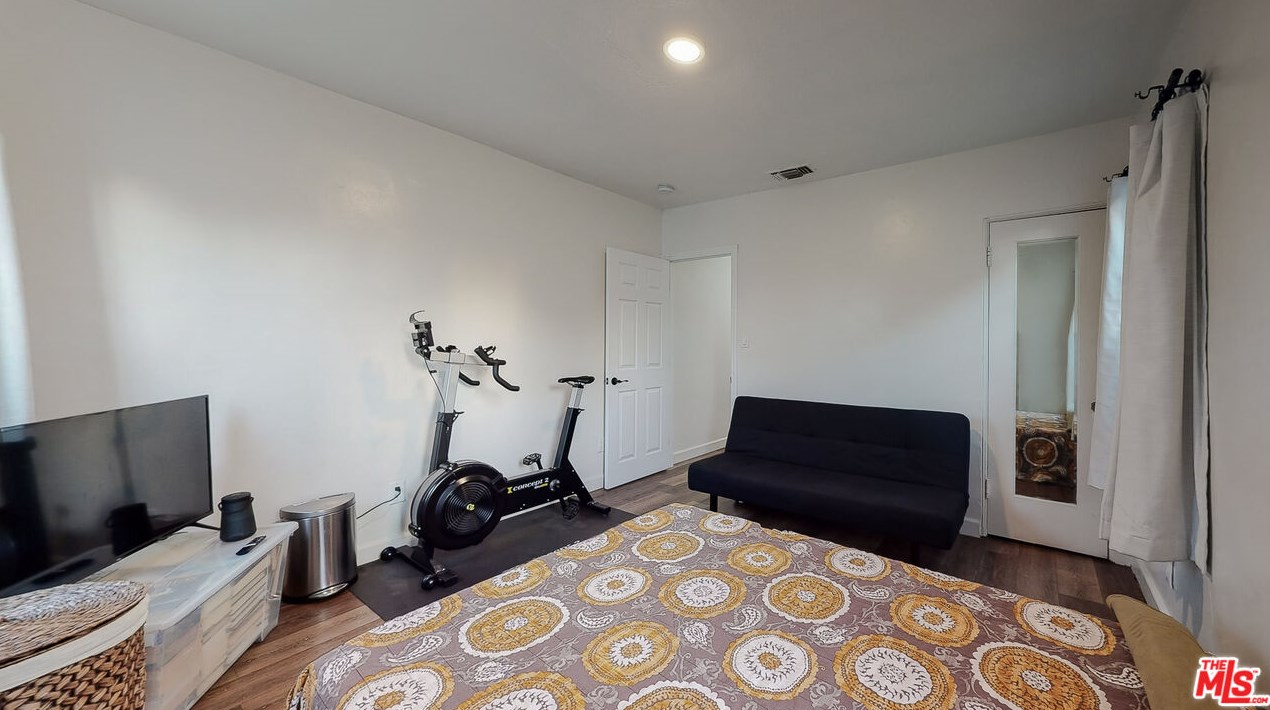 1917 64 St, Los Angeles CA 90001-2106 exterior