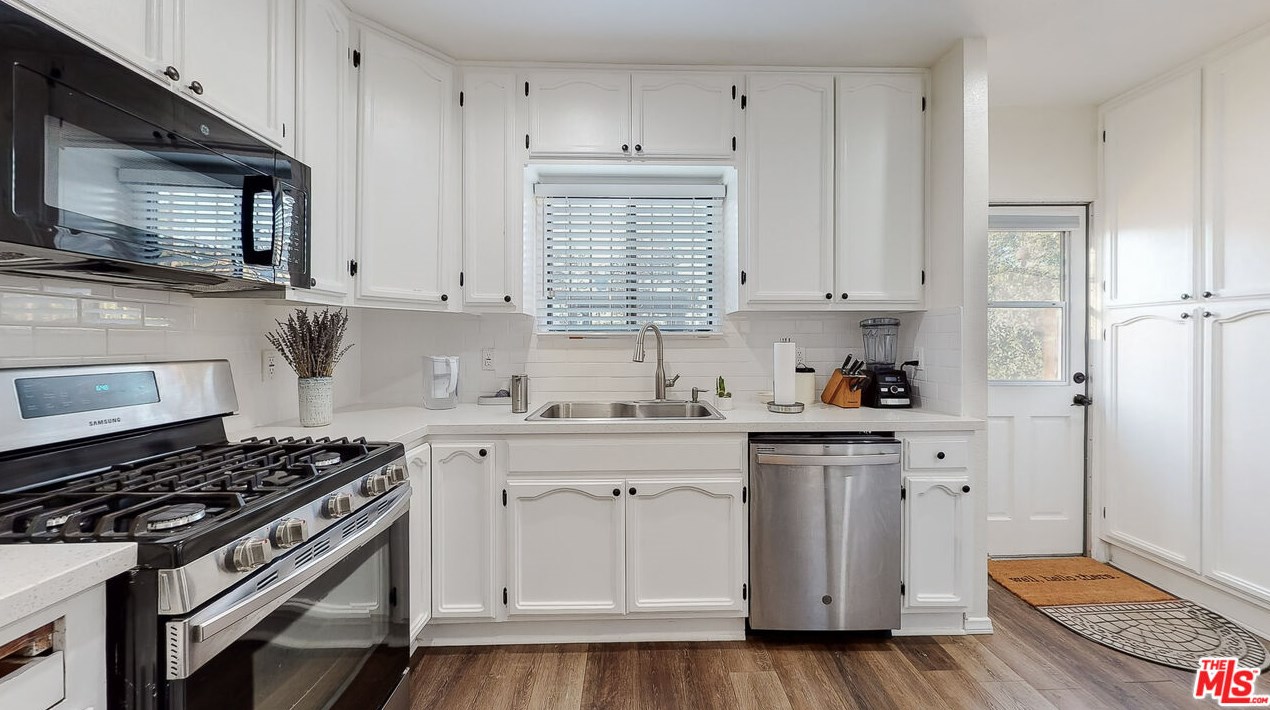 1917 64 St, Los Angeles CA 90001-2106 exterior