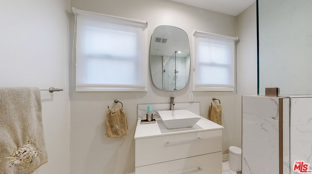 1917 64 St, Los Angeles CA 90001-2106 exterior