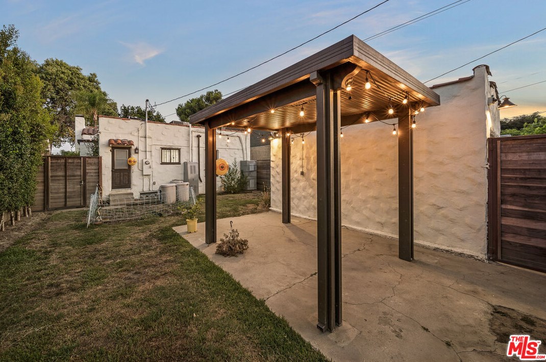 1917 64 St, Los Angeles CA 90001-2106 exterior