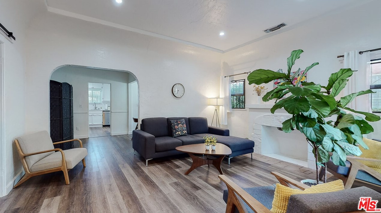 1917 64 St, Los Angeles CA 90001-2106 exterior