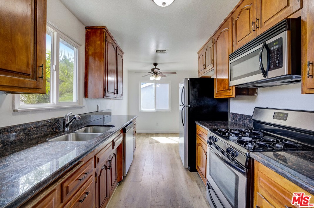 9445 Amboy Ave, Los Angeles CA  91331-4229 exterior
