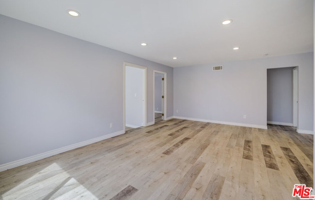 9445 Amboy Ave, Los Angeles CA  91331-4229 exterior