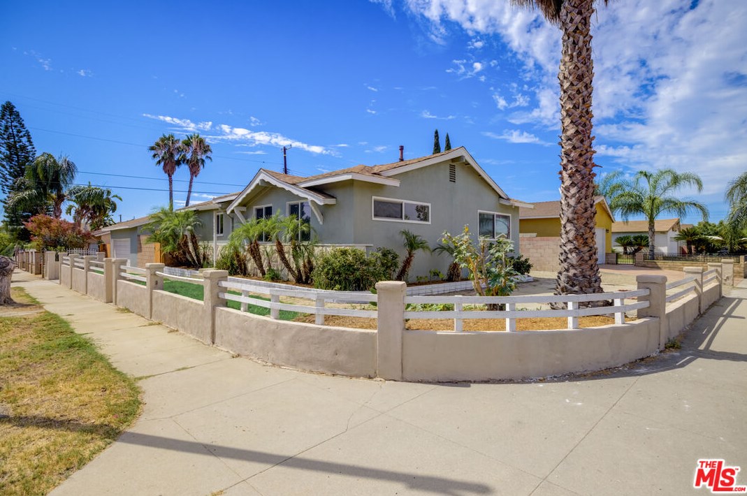 9445 Amboy Ave, Los Angeles CA  91331-4229 exterior