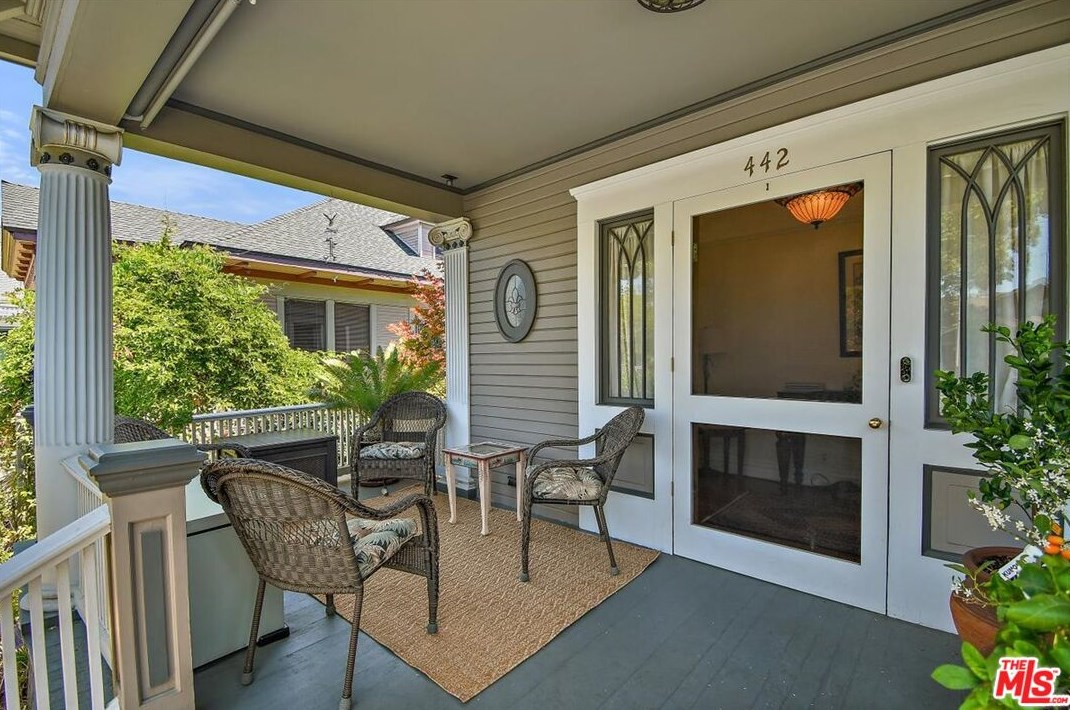 442 Summit Ave, Pasadena, CA 91103-3718