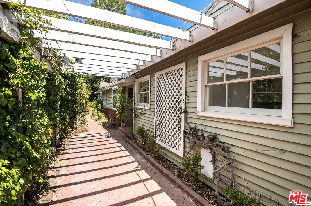 11919 Lockridge Rd, North Hollywood, CA 91604