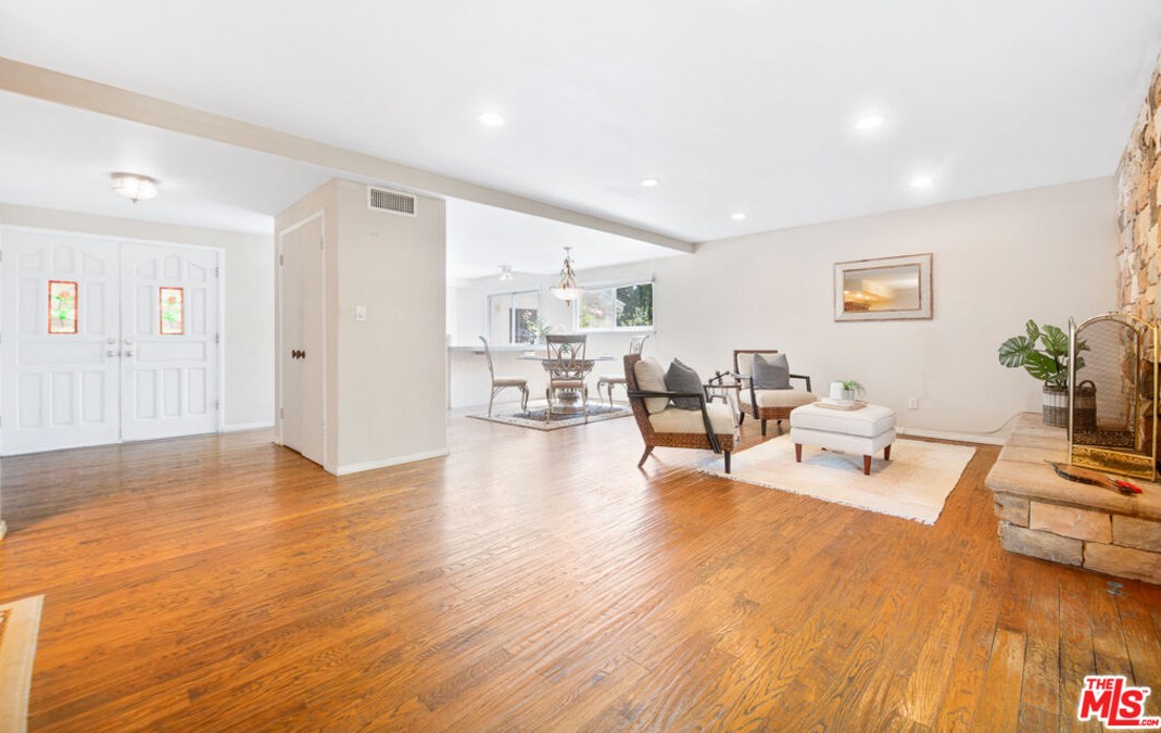 1527 Vly High Ave, Thousand Oaks CA 91362-1908 exterior