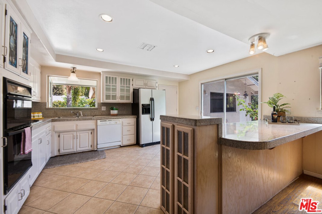 1527 Vly High Ave, Thousand Oaks CA 91362-1908 exterior