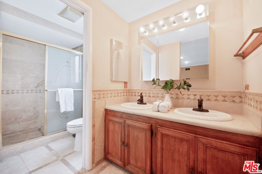 1527 Vly High Ave, Thousand Oaks CA 91362-1908 exterior