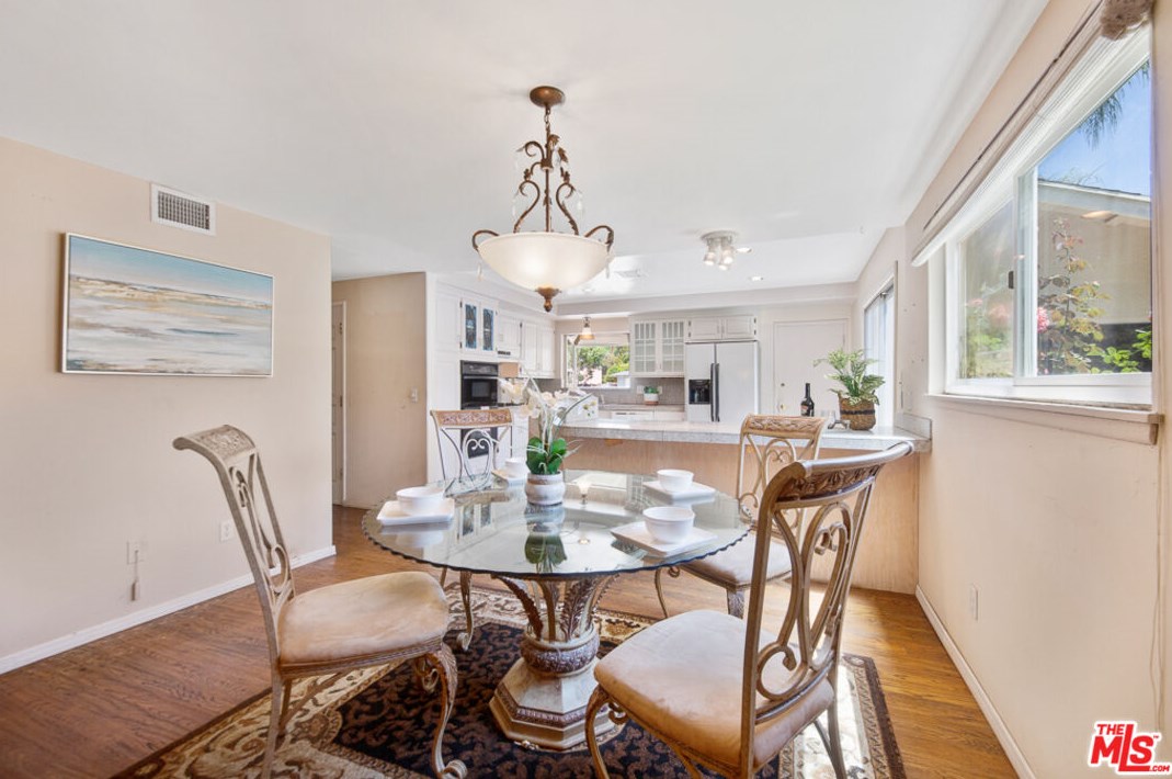 1527 Vly High Ave, Thousand Oaks CA 91362-1908 exterior