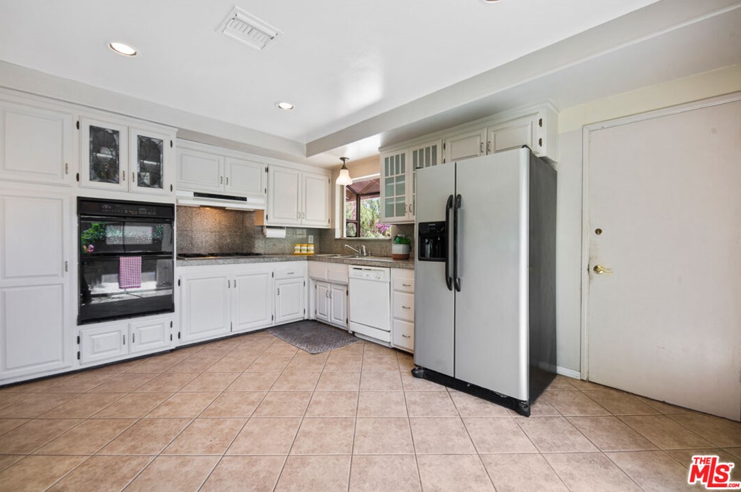 1527 Vly High Ave, Thousand Oaks CA 91362-1908 exterior