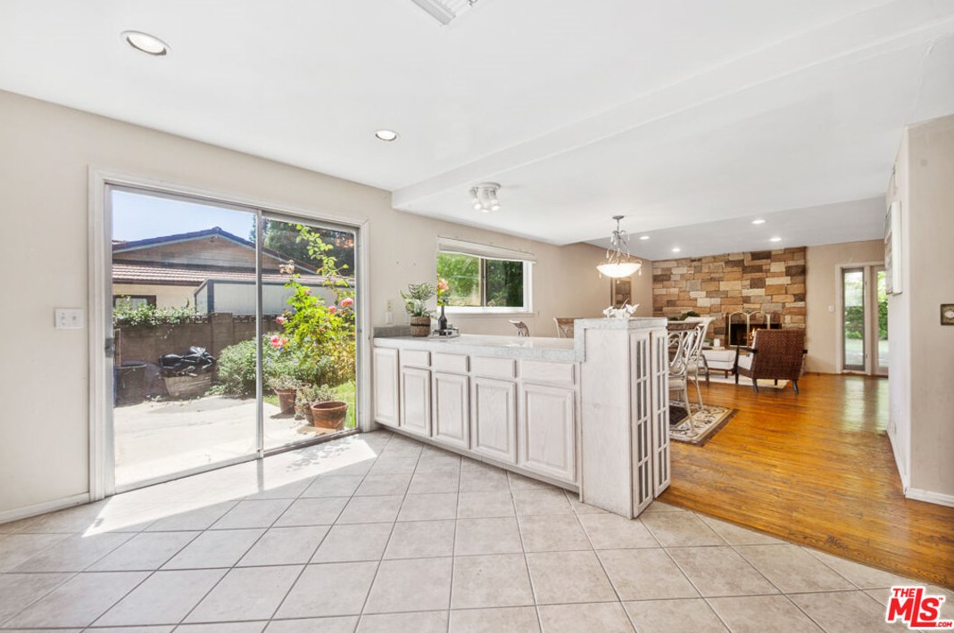 1527 Vly High Ave, Thousand Oaks CA 91362-1908 exterior