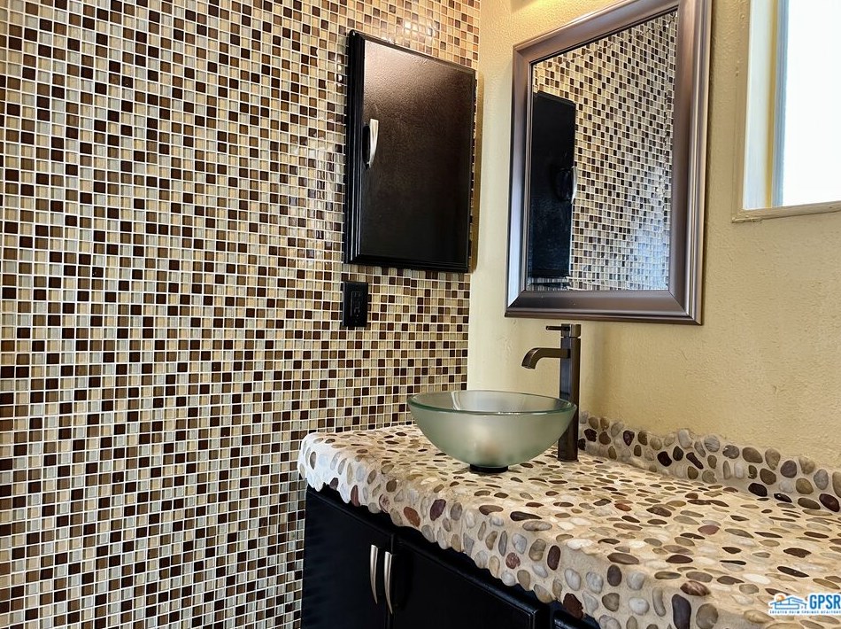 241 Settles Dr, Cathedral City CA  92234-6623 exterior