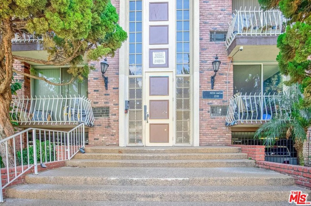 210 La Fayette Park Pl, Los Angeles CA  90057-1339 exterior
