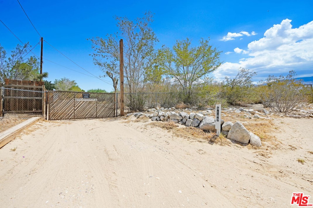 9189 Chickasaw Trl, Lucerne Valley CA 92356-7440 exterior