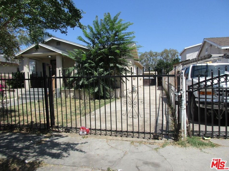 633 89th St, Los Angeles CA  90002-1602 exterior