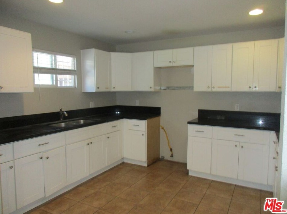 633 89th St, Los Angeles CA  90002-1602 exterior