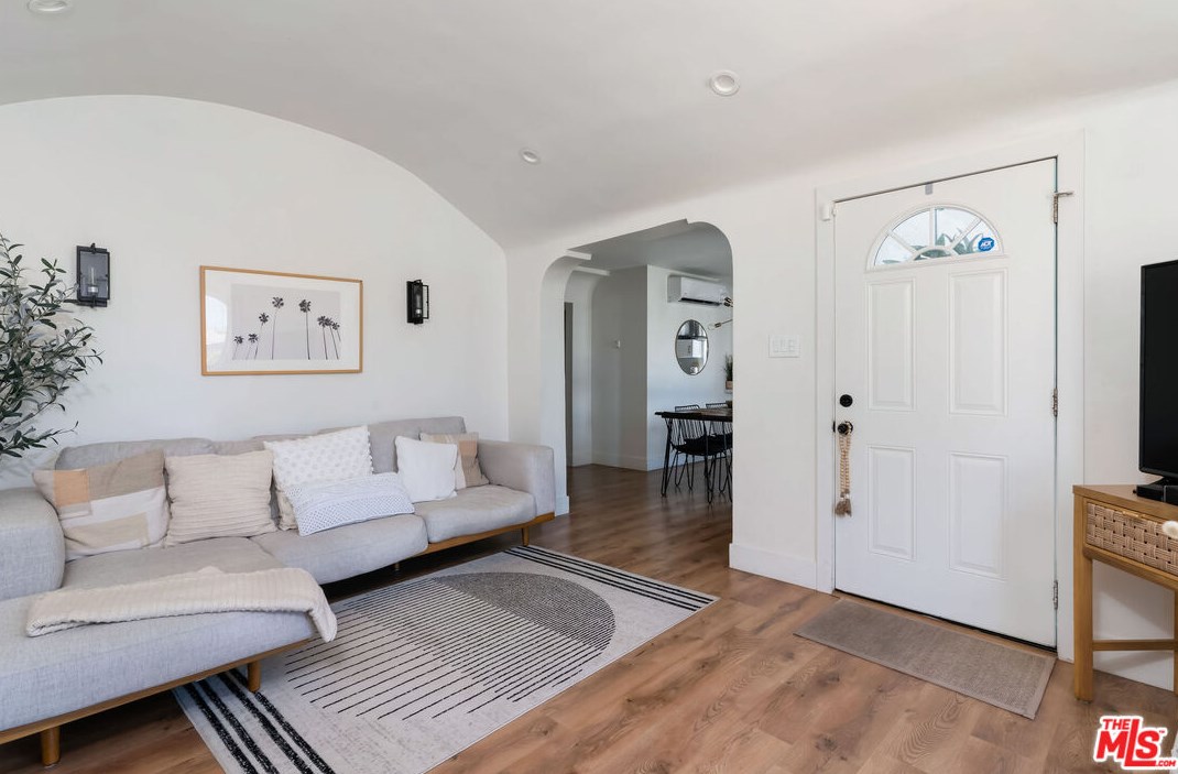 1558 84th Pl, Los Angeles, CA 90047-5407