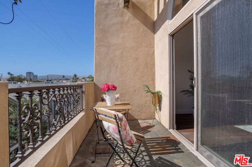 1835 Barrington Ave, Los Angeles CA  90025-5984 exterior