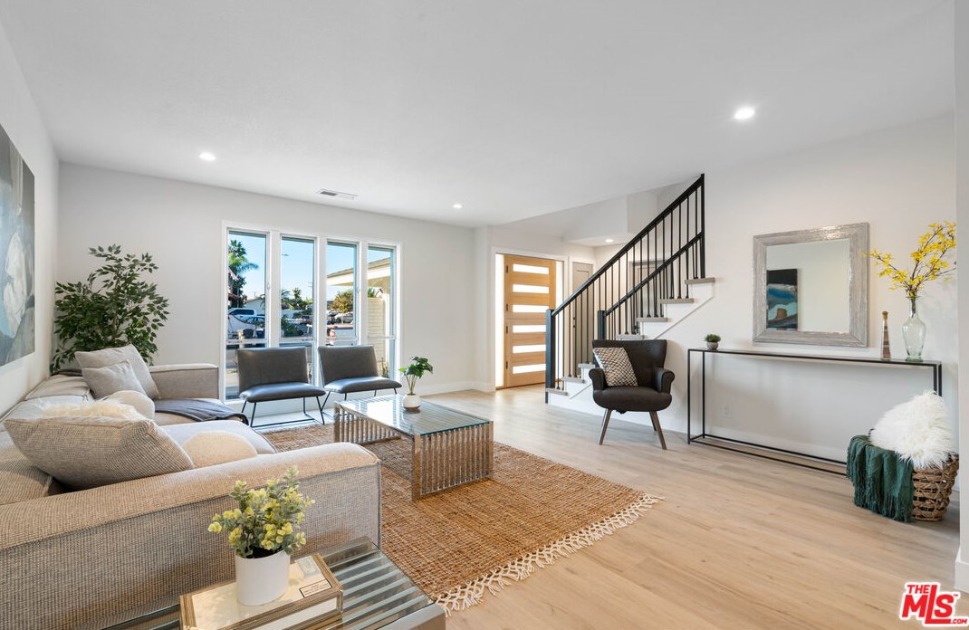 9442 Coastland Dr, Huntington Beach, CA 92646-4738
