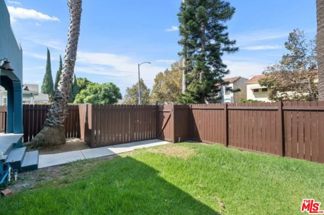 848 Ridgewood Pl, Los Angeles CA  90038-4329 exterior