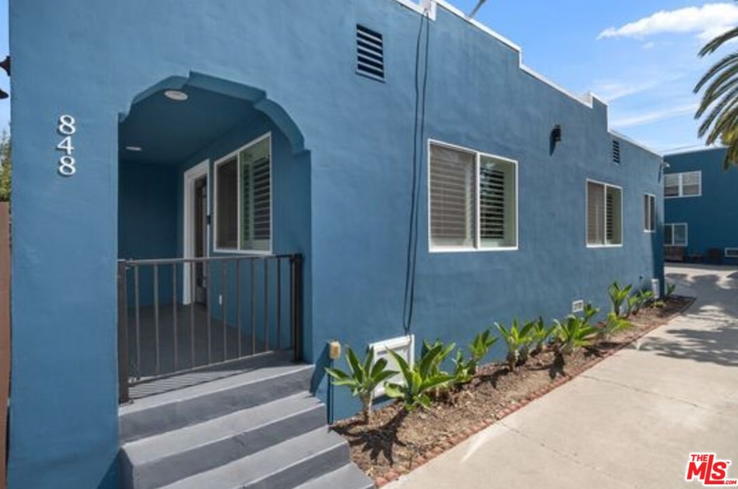 848 N Ridgewood Pl, Los Angeles, CA 90038