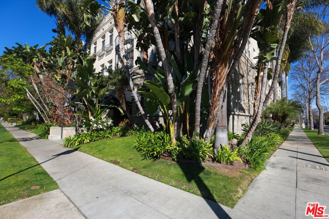 152 S Peck Dr #305, Beverly Hills, CA 90212