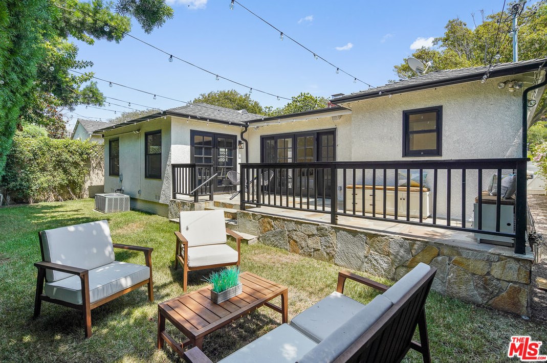 2107 Castle Heights Ave, Los Angeles CA  90034-1045 exterior
