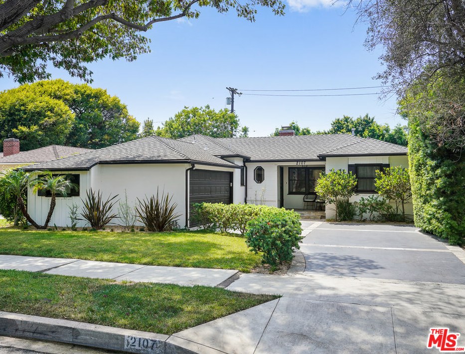 2107 Castle Heights Ave, Los Angeles CA  90034-1045 exterior